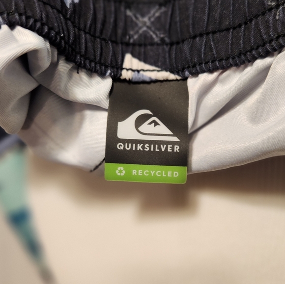 QUIKSILVER VACANCY VOLLEY 16" SWIM SHORTS BLACK SIZE LARGE - Picture 9 of 10